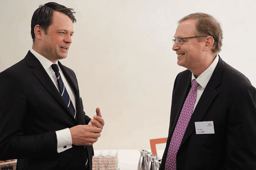 Dr. David Deißner of the Atlantik-Brücke talks to the Chair of the Council of Economic Advisers Kevin Hassett